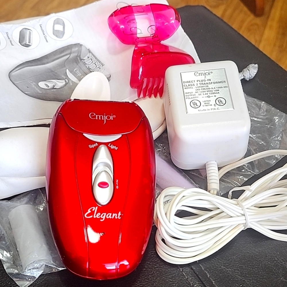 Emjoi Elegant recharge shaver with addt'l attachments Exfoliation & Sensitivity